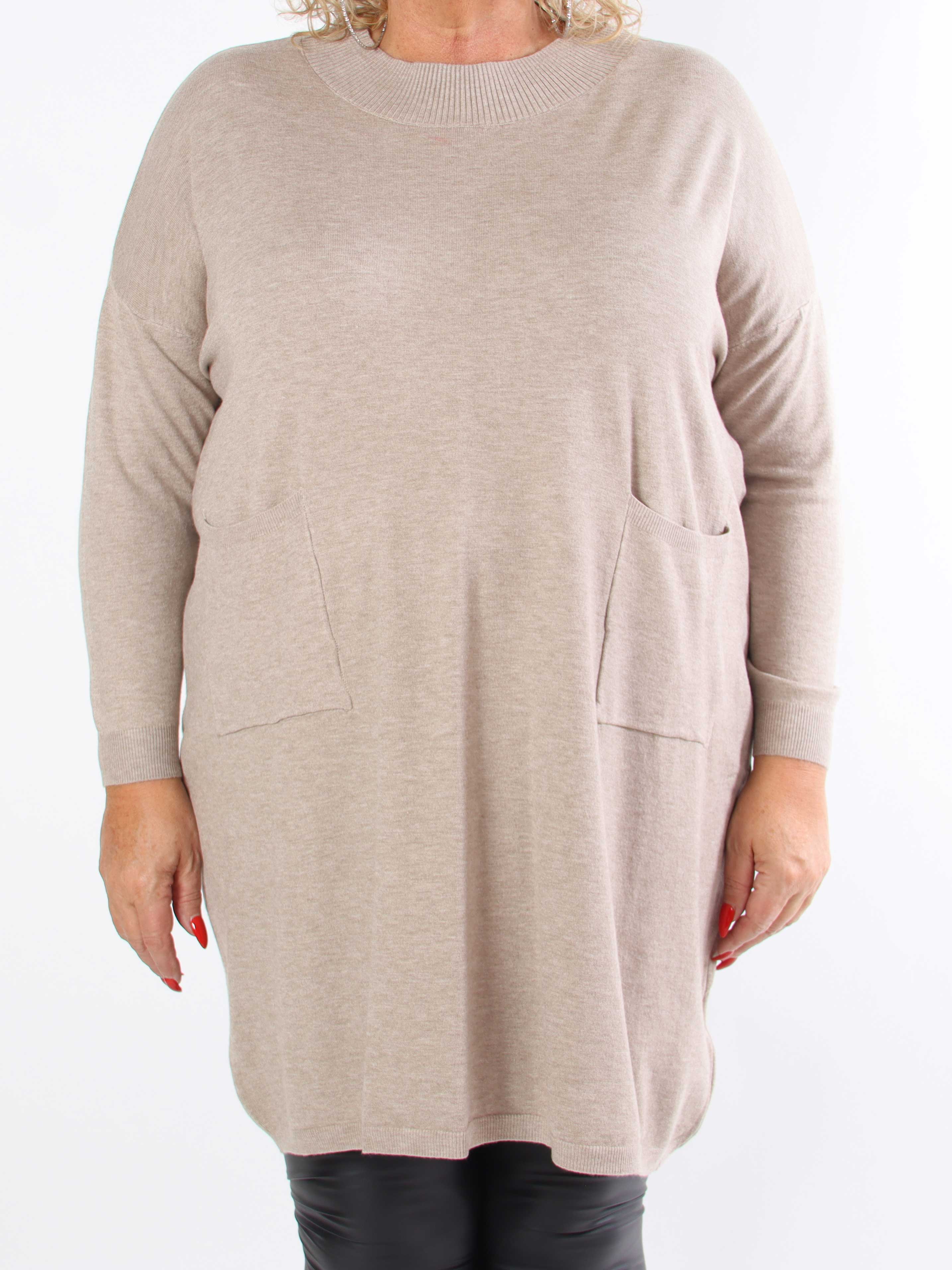 Dima - Mjuk stickad klänning i plus size med fickor